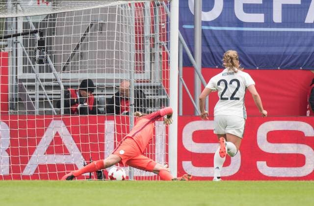 Deutschland, Ingolstadt, Audi Sportpark, Fußball, Fussball, 16.09.2017, WM Qualifikation Frauen, 2017 18, Deutschland - Slowenien Bild: (v.l.n.r.) Tor zum 4:0 Sonja Èevnik (Slowenien Frauen-Nationalmannschaft, 12), Tabea Kemme (Deutschland Frauen-Nationalmannschaft, 22)