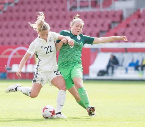 Deutschland, Ingolstadt, Audi Sportpark, Fußball, Fussball, 16.09.2017, WM Qualifikation Frauen, 2017 18, Deutschland - Slowenien Bild: (v.l.n.r.) Tabea Kemme (Deutschland Frauen-Nationalmannschaft, 22), äpela Rozmariè (Slowenien Frauen-Nationalmannschaft, 5)