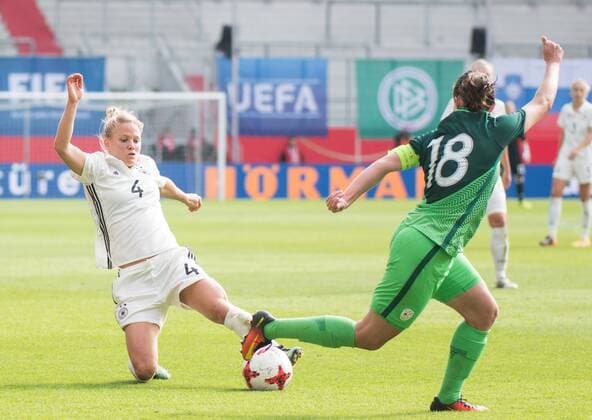 Deutschland, Ingolstadt, Audi Sportpark, Fußball, Fussball, 16.09.2017, WM Qualifikation Frauen, 2017 18, Deutschland - Slowenien Bild: (v.l.n.r.) Leonie Maier (Deutschland Frauen-Nationalmannschaft, 4), Tjaöa Tibaut (Slowenien Frauen-Nationalmannschaft, 18)
