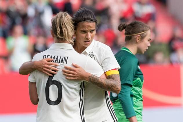 Ingolstadt, Germany 16.09.2017, FIFA World Cup WM Weltmeisterschaft Fussball Qualifier - 2017 18 Season, Germany - Slovenia, Jubel und Freude nach dem 6:0 mit v.l. Kristin Demann (GER) und Dzsenifer Marozsan (GER) ( DeFodi527