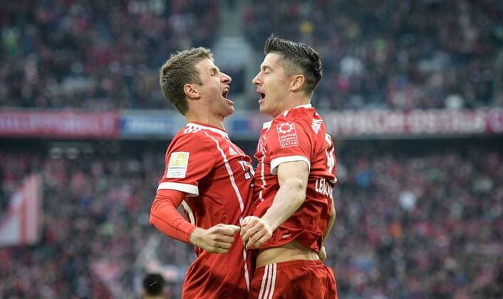 Bilder des Tages - SPORT 16.09.2017, xmhx, Fussball 1.Bundesliga, FC Bayern Muenchen - 1.FSV Mainz 05, emspor, v.l. Robert Lewandowski (FC Bayern München) erzielt ein Tor, Goal scored zum 3:0, Thomas Müller (FC Bayern München), Robert Lewandowski (FC Bayern München), Torjubel, Torjubel, Goal celebration, celebrate the goal, Freude, freut sich, Jubel Muenchen