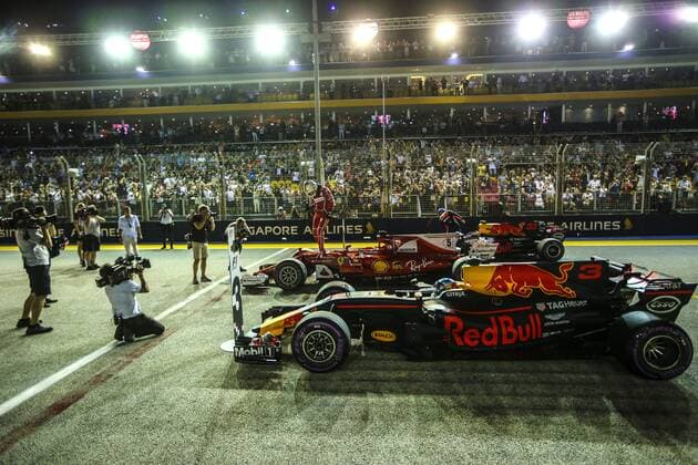 Motorsports: FIA Formula One World Championship WM Weltmeisterschaft 2017, Grand Prix of Singapore, 3 Daniel Ricciardo (AUS, Red Bull Racing), 5 Sebastian Vettel (GER, Scuderia Ferrari), 33 Max Verstappen (NLD, Red Bull Racing), Singapore Singapore
