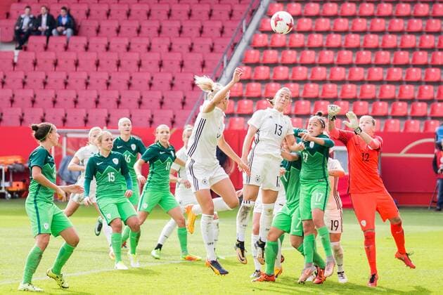Eckstoß, Eckball, Ecke, Corner vor dem slowenischen Tor, Fußball, Frauen, Länderspiel, Deutschland - Slowenien,