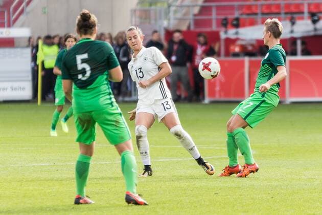 v.li.: Spela Rozmaric (SLO, 5), Sara Däbritz (GER, 13), Kristina Erman (SLO, 7), Fußball, Frauen, Länderspiel, Deutschland - Slowenien,