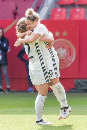 Jubel, celebration über das 5:0 durch Tabea Kemme (GER, 22); Gratulation von Svenja Huth (GER, 19); Turbine Potsdam; Jubel, celebration; Tor, goal, Torerfolg, Aktion, Fußball, Frauen, Länderspiel, Deutschland - Slowenien,