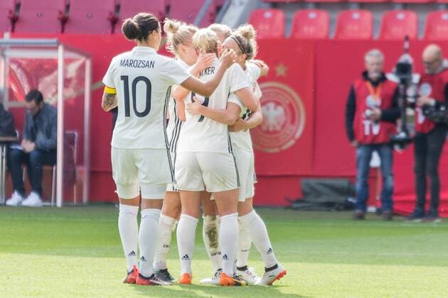 Jubel, celebration über das 5:0 durch Tabea Kemme (GER, 22); Jubel, celebration; Tor, goal, Torerfolg, Aktion, Fußball, Frauen, Länderspiel, Deutschland - Slowenien,