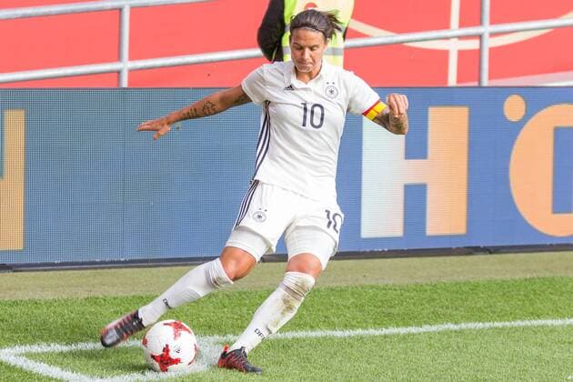 Dzsenifer Marozsan (GER, 10) beim Eckstoß, Eckball, Ecke, Corner; Freisteller, Einzelbild, Aktion, action, Fußball, Frauen, Länderspiel, Deutschland - Slowenien,