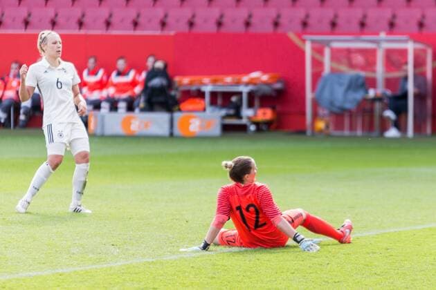 Tor zum 6:0 Endstand durch Kristin Demann (GER, 6); Sonja Cevnik (SLO, 12, Torwart, goal keeper) kann nur noch hinterher sehen; Tor, goal, Torerfolg, Aktion, Fußball, Frauen, Länderspiel, Deutschland - Slowenien,