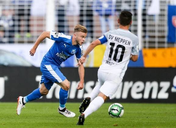 Jena, 16.09.2017 , FC Carl Zeiss Jena gegen SV Meppen im Bild: Guillaume Cros (FCC) gegen Martin Wagner (SV Meppen)