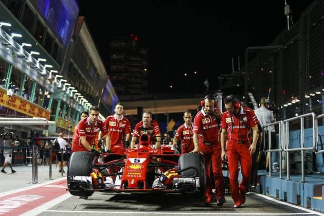 Motorsports: FIA Formula One World Championship WM Weltmeisterschaft 2017, Grand Prix of Singapore, mechanic of Scuderia Ferrari Singapore Singapore