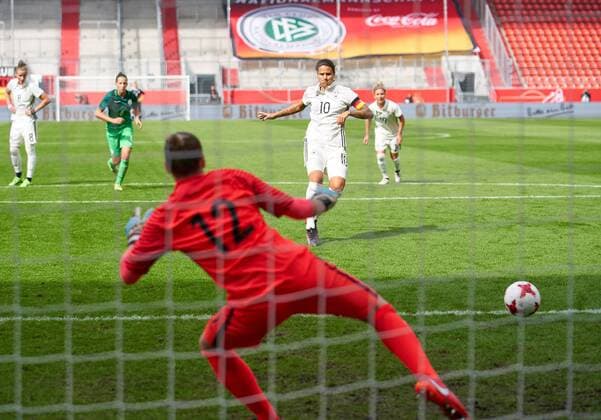 Bilder des Tages - SPORT Dzsenifer MAROZSAN, DFB 10 Torschuss, schiesst das Tor zum 1-0 , Elfmeterschiessen, 11m, Strafstoss, Strafe, Elfmeter, Strafstoß ,Aktion, Einzelbild, Torschuss DEUTSCHLAND - SLOWENIEN 6-0 Fussball Laenderspiel Damen Qualifikation zur WM 2018 in Frankreich , Ingolstadt, Deutschland 16.09.2017