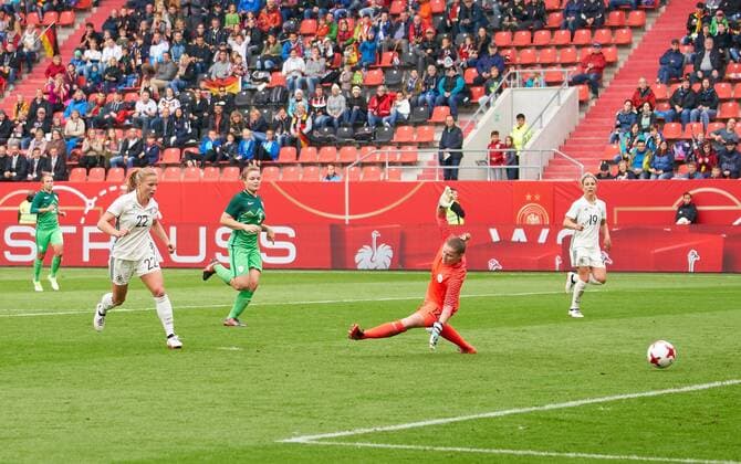 Tabea KEMME, DFB 22 Torschuss, schiesst das Tor zum 4-0, DEUTSCHLAND - SLOWENIEN 6-0 Fussball Laenderspiel Damen Qualifikation zur WM 2018 in Frankreich , Ingolstadt, Deutschland 16.09.2017