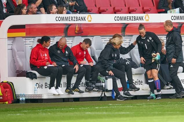 Almuth SCHULT, DFB 1, Verletzung, Verstauchung, Zerrung, Tape, Verband, Tapeverband, Wunde, Verletzung, Eis, Druckverband, Kompression, Kompressionsverband DEUTSCHLAND - SLOWENIEN 6-0 Fussball Laenderspiel Damen Qualifikation zur WM 2018 in Frankreich , Ingolstadt, Deutschland 16.09.2017