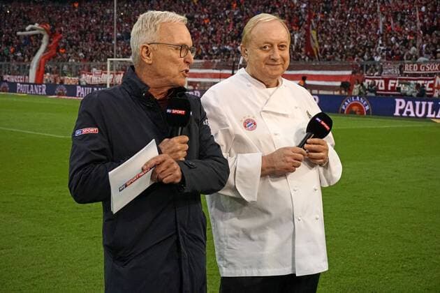 16.09.2017, Fussball 1.Liga 2017 2018, 4.Spieltag, FC Bayern München - 1.FSV Mainz 05, in der Allianz-Arena München. v.li: TV-Reporter Uli Köhler von SKY im Interview mit Fernseh-Koch Alfons Schuhbeck. *** 16 09 2017 Football 1 League 2017 2018 4 Matchday FC Bavaria Munich 1 FSV Mainz 05 in the Alliance Arena Munich v left TV Reporter Uli Köhler from Sky Sports in Interview with Television Cook Alfons Shoe Beck 