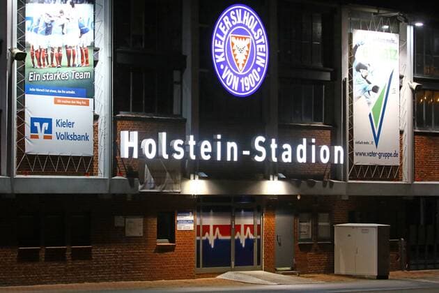 Beleuchteter Schriftzug und Vereinswappen am Holstein-Stadion in Kiel Kiel Schleswig-Holstein Deutschland Holstein-Stadion Copyright: xAgentur54Gradx xPatrickxNawex