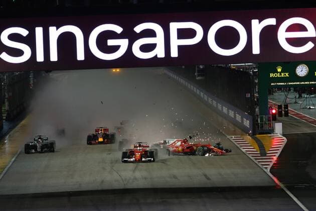 17.09.2017 - Race, Start of the race, Kimi Raikkonen (FIN) Scuderia Ferrari SF70H after the crash with Max Verstappen (NED) Red Bull Racing RB13 and Sebastian Vettel (GER) Scuderia Ferrari SF70H Singapore Grand Prix 14 - 17 September 2017 17.09.2017 - Race, Start of the race, Kimi Raikkonen (FIN) Scuderia Ferrari SF70H after the crash with Max Verstappen (NED) Red Bull Racing RB13 and Sebastian Vettel (GER) Scuderia Ferrari SF70H 