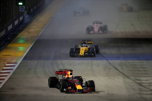 17.09.2017 - Race, Daniel Ricciardo (AUS) Red Bull Racing RB13 leads Nico Hulkenberg (GER) Renault F1 Team RS17 Singapore Grand Prix 14 - 17 September 2017 17.09.2017 - Race, Daniel Ricciardo (AUS) Red Bull Racing RB13 leads Nico Hulkenberg (GER) Renault Sport F1 Team RS17 