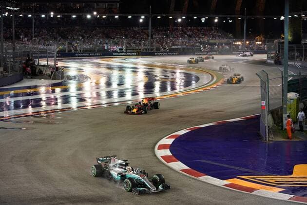 Singapore Grand Prix 14 - 17 September 2017 17.09.2017 - Race, Lewis Hamilton (GBR) Mercedes AMG F1 W08 leads Daniel Ricciardo (AUS) Red Bull Racing RB13 