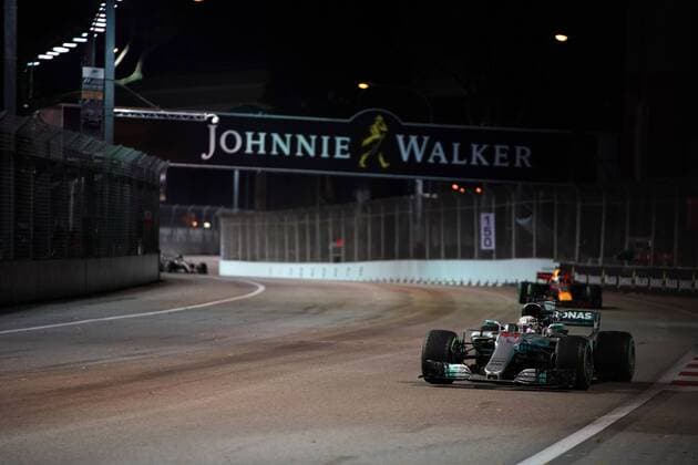 Singapore Grand Prix 14 - 17 September 2017 17.09.2017 - Race, Lewis Hamilton (GBR) Mercedes AMG F1 W08 leads Daniel Ricciardo (AUS) Red Bull Racing RB13 
