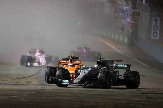17.09.2017 - Race, Valtteri Bottas (FIN) Mercedes AMG F1 W08 and Stoffel Vandoorne (BEL) McLaren MCL32 Singapore Grand Prix 14 - 17 September 2017 17.09.2017 - Race, Valtteri Bottas (FIN) Mercedes AMG F1 W08 and Stoffel Vandoorne (BEL) McLaren MCL32 