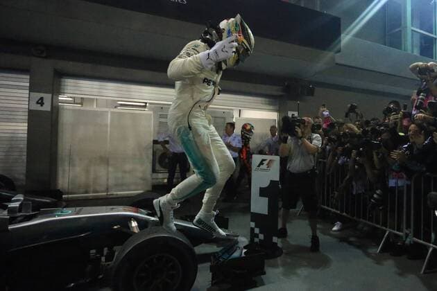 17th September 2017, Marina Bay Street Circuit, Singapore; Singapore Formula One Grand Prix, Race Day; Lewis Hamilton - Mercedes AMG Petronas F1 Team wins in Singapore  ActionPlus11931974