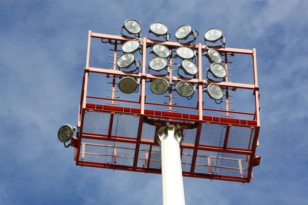 Fußball, Stadiongeschichte Sportfreunde Siegen Allgemein, Feature, Randmotiv, Flutlichtmast im Leimbachstadion Fussball Oberliga Westfalen, 6. Spieltag, Sportfreunde Siegen - FC Guetersloh, am 17.09.2017 in Siegen Deutschland.