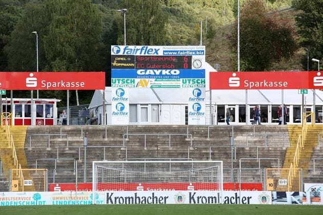 Fußball, Stadiongeschichte Sportfreunde Siegen Die Anzeigetafel zeigt den Endstand von 6:0 Fussball Oberliga Westfalen, 6. Spieltag, Sportfreunde Siegen - FC Guetersloh, am 17.09.2017 in Siegen Deutschland.