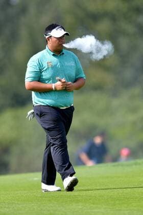 17-09-2017 GOLF:KLM OPEN:SPIJK KLM Open 2017 , The Dutch, finaledag Kiradech Aphibarnrat THA rookt een electrische sigaar Foto: Henk Seppen xVIxVIxImagesx xSoenarxChamidxsportfotografiexIVx 8778470