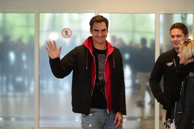 Bilder des Tages - SPORT Swiss tennis player Roger Federer greets his fans after arrival in Prague, Czech Republic, on September 18, 2017. Federer will take part in the first edition of the Laver Cup tennis tournament in Prague, where the team of Europe will compete with the world selection. (CTKxPhoto MichalxKamaryt) CTKPhotoP201709180461101  KMT_9421