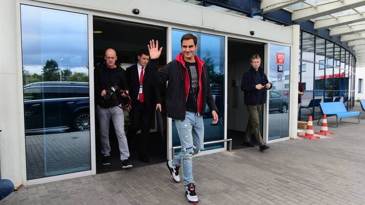 Swiss tennis player Roger Federer greets his fans after arrival in Prague, Czech Republic, on September 18, 2017. Federer will take part in the first edition of the Laver Cup tennis tournament in Prague, where the team of Europe will compete with the world selection. (CTKxPhoto MichalxKamaryt) CTKPhotoP201709180481101  KMT_9502