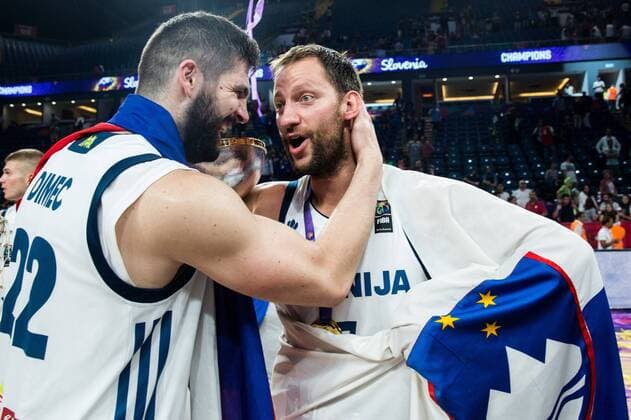 17.09.2017, Sinan Erdem Dome, Istanbul, TUR, FIBA EuroBasket 2017, Slowenien vs Serbien, Finale, im Bild Ziga Dimec of Slovenia and Sasa Zagorac of Slovenia celebrating at Trophy ceremony after winning during the EuroBasket 2017 Final match between Slovenia and Serbia at the Sinan Erdem Dome in Istanbul, Turkey on 2017 09 17. Istanbul