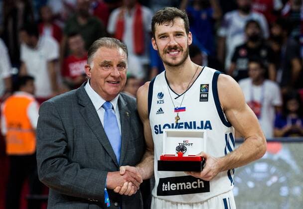 17.09.2017, Sinan Erdem Dome, Istanbul, TUR, FIBA EuroBasket 2017, Slowenien vs Serbien, Finale, im Bild Goran Dragic of Slovenia as Most Valuable Player MVP celebrating at Trophy ceremony after winning during the EuroBasket 2017 Final match between Slovenia and Serbia at the Sinan Erdem Dome in Istanbul, Turkey on 2017 09 17. Istanbul