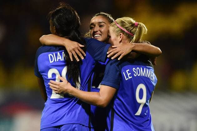 Bilder des Tages - SPORT Fußball, Damen Länderspiel, Frankreich - Spanien joie d Eugenie Le Sommer (France) apres son but joie des joueuses d l equipe de France FOOTBALL : France vs Espagne feminines - Calais - 18 09 2017 JBAutissier Panoramic 