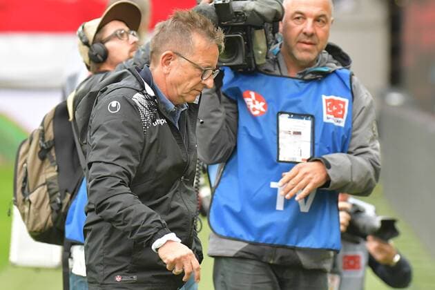 19.09.2017, xtkx, Fussball 2.Bundesliga, 1.FC Kaiserslautern - Erzgebirge Aue, emspor, v.l. Norbert Meier (Kaiserslautern) , Kaiserslautern