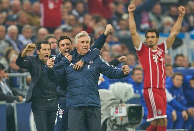 Bilder des Tages - SPORT f Trainer Cheftrainer Carlo Ancelotti (FCB) Torjubel, Jubel nach dem Tor zum 0-3 durch Arturo VIDAL, FCB 23 Jubel, jubeln, jubelt, Freude, Emotionen, Feiern, Lachen, jubelt, freuen, reisst die Arme hoch, ballt die Faust Mats HUMMELS, FCB 5 Co-Trainer FCB Davide Ancelotti, Hasan ( Brazzo ) Salihamidzic, FCB Sportdirektor FC SCHALKE 04 - FC BAYERN MUENCHEN Fussball 1. Bundesliga , Gelsenkirchen, am 19.09.2017, 5.Spieltag, Saison 2017 2018, 1.Liga, 1.Bundesliga,FCB