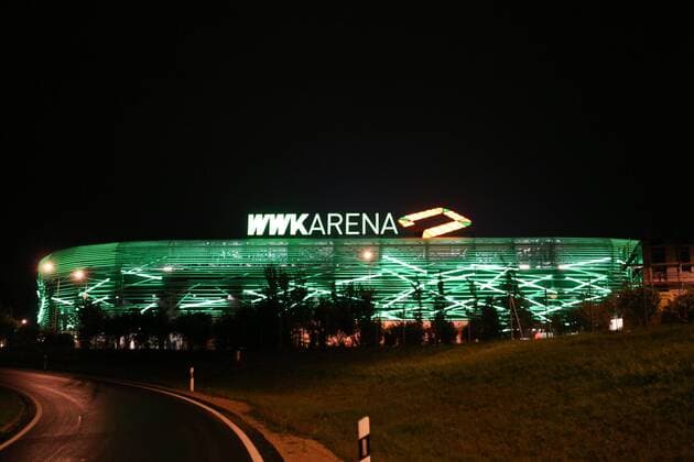 Fußball, Stadiongeschichte FC Augsburg WWK Arena bei Nacht beleuchtete Fasade in Gruen, FC Augsburg vs. RB Leipzig, Fussball, 1.Bundesliga, 19.09.2017 Augsburg Bayern Deutschland