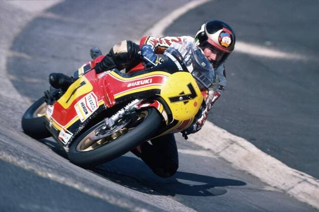 Barry Sheene im Karussell der Nürburgring-Nordschleife auf Suzuki RG 500cc beim Rennen um die WM 1976 Sheene wurde 1976 und 1977 Weltmeister auf Suzuki in der Klasse 500cc 1978 wurde er Vizeweltmeister der Rennfahrer ist bereits 2003 einem Krebsleiden erlegen