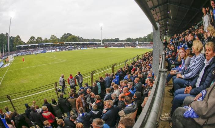 20.09.2017, Hänsch-Arena, Meppen, GER, 3. Liga: SV Meppen vs VfL Osnabrück. Spannung im ausverkauften Stadion vor dem Spiel, Blick in die Haupttribüne Meppen Niedersachsen Germany Hänsch-Arena