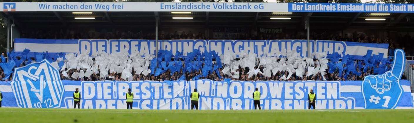 Fußball 3. Liga 09. Spieltag SV Meppen - VfL Osnabrück am 20.09.2017 in der Haensch-Arena in Meppen Fans aus Meppen mit einer Choreografie zu Spielbeginn.