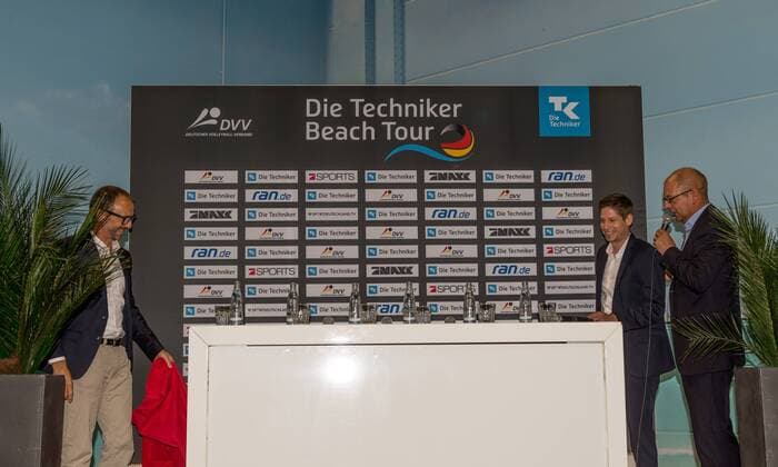 PK Die Techniker Beach Tour Tour 2018 Hamburg am 21.09.2017 Thomas Krone (Praesident DVV), Arne Dirks (Geschaeftsfuehrer Deutshe Volleyball GmbH), Frank Ehrich (Comtent GmbH); PK Die Techniker Beach Tour Tour 2018 am 21.09.2017, Beach-Center, Hamburg.