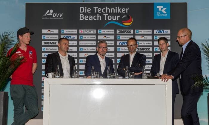 PK Die Techniker Beach Tour Tour 2018 Hamburg am 21.09.2017 Markus Boeckermann (Deutscher Meister, HSV), Zeljko Karajica (CEO 7Sports), Andreas Bündert (Geshäftsbereichsleiter Marketing Tehniker), Thomas Krone (Praesident DVV), Arne Dirks (Geschäftsführer Deutshe Volleyball GmbH), Frank Ehrich (Comtent GmbH); PK Die Techniker Beach Tour Tour 2018 am 21.09.2017, Beach-Center, Hamburg.