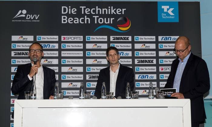 PK Die Techniker Beach Tour Tour 2018 Hamburg am 21.09.2017 Thomas Krone (Praesident DVV), Arne Dirks (Geschaeftsfuehrer Deutshe Volleyball GmbH), Frank Ehrich (Comtent GmbH); PK Die Techniker Beach Tour Tour 2018 am 21.09.2017, Beach-Center, Hamburg.