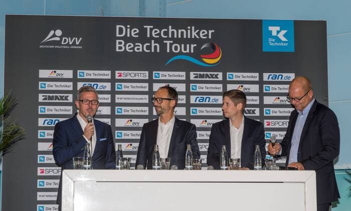 PK Die Techniker Beach Tour Tour 2018 Hamburg am 21.09.2017 Andreas Buendert (Geshaeftsbereichsleiter Marketing Tehniker), Thomas Krone (Praesident DVV), Arne Dirks (Geschaeftsfuehrer Deutshe Volleyball GmbH), Frank Ehrich (Comtent GmbH); PK Die Techniker Beach Tour Tour 2018 am 21.09.2017, Beach-Center, Hamburg.