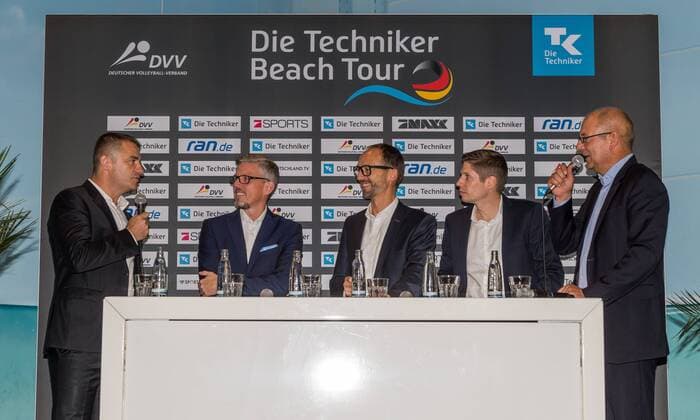 PK Die Techniker Beach Tour Tour 2018 Hamburg am 21.09.2017 Zeljko Karajica (CEO 7Sports), Andreas Buendert (Geshaeftsbereichsleiter Marketing Tehniker), Thomas Krone (Praesident DVV), Arne Dirks (Geschaeftsfuehrer Deutshe Volleyball GmbH), Frank Ehrich (Comtent GmbH); PK Die Techniker Beach Tour Tour 2018 am 21.09.2017, Beach-Center, Hamburg.