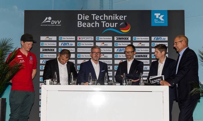 PK Die Techniker Beach Tour Tour 2018 Hamburg am 21.09.2017 Markus Boeckermann (Deutscher Meister, HSV), Zeljko Karajica (CEO 7Sports), Andreas Buendert (Geshaeftsbereichsleiter Marketing Tehniker), Thomas Krone (Praesident DVV), Arne Dirks (Geschaeftsfuehrer Deutshe Volleyball GmbH), Frank Ehrich (Comtent GmbH); PK Die Techniker Beach Tour Tour 2018 am 21.09.2017, Beach-Center, Hamburg.