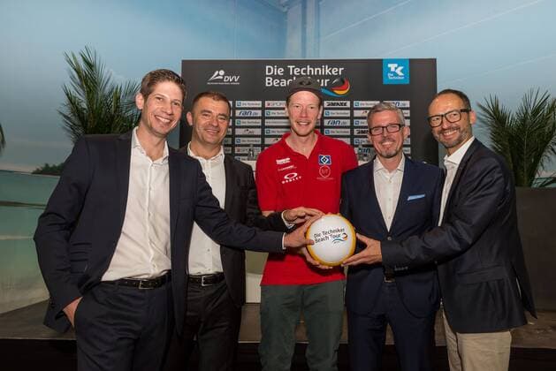 PK Die Techniker Beach Tour Tour 2018 Hamburg am 21.09.2017 Arne Dirks (Geschaeftsfuehrer Deutshe Volleyball GmbH), Zeljko Karajica (CEO 7Sports), Markus Boeckermann (Deutscher Meister, HSV), Andreas Buendert (Geshaeftsbereichsleiter Marketing Tehniker), Thomas Krone (Praesident DVV); PK Die Techniker Beach Tour Tour 2018 am 21.09.2017, Beach-Center, Hamburg.