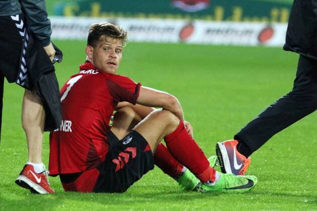 Enttaeuscht sitzt Florian Niederlechner (Freiburg) nach seinem verschossenen Elfer nach dem Schlusspfiff auf dem Rasen, Trost findet er von den Trainern und Mitspielern. 1. BL: 17-18 - 5. Spieltag - SC Freiburg vs. Hannover 96 Freiburg Copyright: xEIBNERx xJoachimxHahnex EP_jhe