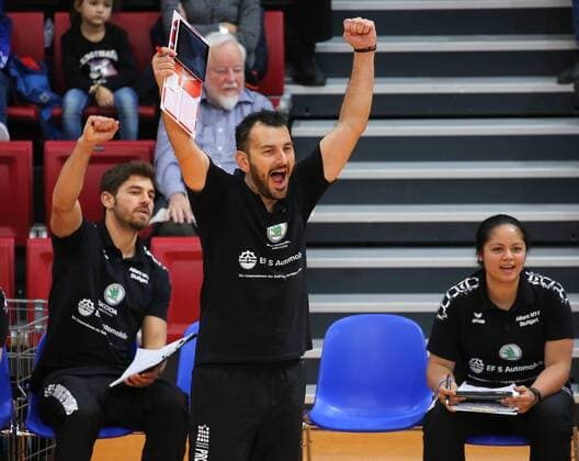 BAU 22.09.2017 Stuttgart Volleyball Allianz MTV Stuttgart vs. Shangai Bright Ubest, v.l. Athletiktrainer Ioannis Paraschidis (Stuttgart), Trainer Giannis Athanasopoulos (Stuttgart) und Co-Trainerin Tamari Miyashiro (Stuttgart) freuen sich