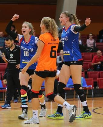 BAU 22.09.2017 Stuttgart Volleyball Allianz MTV Stuttgart vs. Shangai Bright Ubest, v.l. Pia Kästner, Annie Cesa, Julia Schäfer (Stuttgart) freuen sich