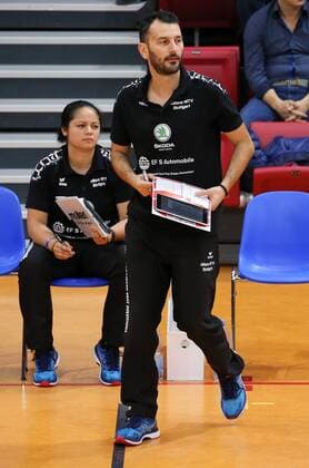 BAU 22.09.2017 Stuttgart Volleyball Allianz MTV Stuttgart vs. Shangai Bright Ubest, Trainer Giannis Athanasopoulos (Stuttgart, vorn , Co-Trainerin Tamari Miyashiro (Stuttgart)